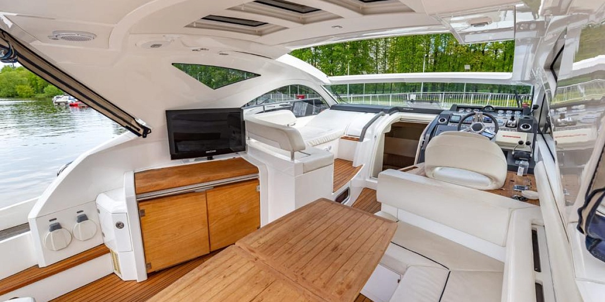 Аренда моторной яхты Fairline Targa 44 в Москве